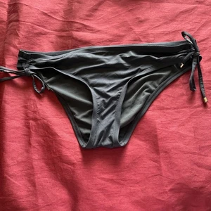 Parte inferior de bikini Mossimo con cuerdas laterales color hipster gris talla mediana - Imagen 1 de 4