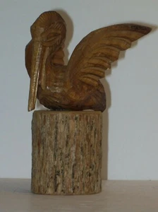 HAND CARVED PELICAN FIGURINE - SHIPS LANTERN - QUALITY ARTS & CRAFTS - Picture 1 of 5