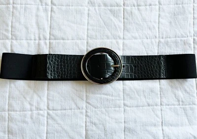 Cinto elástico Nine West feminino 35-36" M/L preto com fivela redonda prata e crocodilo falso - Imagem 1 de 4