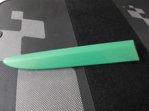 RENAULT CLIO 3 RS UNE BAGUETTE ARRIERE DROITE VERT ALLIEN NEUF ORIGINE D'EPOQUE - Picture 1 of 3