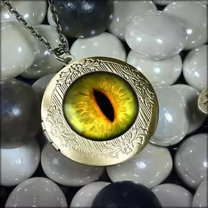 Sci-fi Green Reptile Dragon CreatureTaxidermy Eyeball Bronze Locket Necklace - Picture 1 of 1