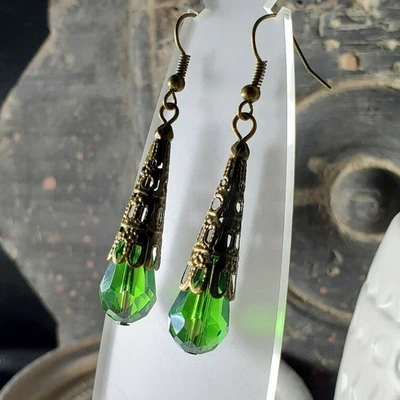 Pendientes antiguos de lágrima de cristal verde esmeralda facetados filigrana de bronce Foto 1 de 4