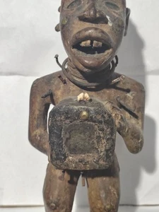 Afrikanischer Kongo Bakongo Nkisi Mak Fetisch spirituelle Figur Schlösser Ketten Spiegel Augen - Bild 1 von 10