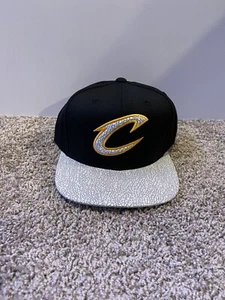 Gorra iridiscente agrietada Mitchell & Ness Cleveland Cavaliers Cavs Mitchell & Ness Cleveland Cavaliers - Imagen 1 de 5