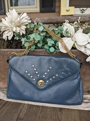 Cartera sobre vintage con tachuelas azul marino con asa de cadena Foto 1 de 4