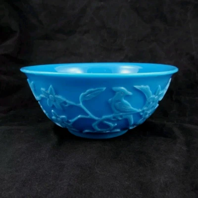 Antiguo cuenco tallado chino de vidrio de Pekín de 6 3/8" rama de flores de pájaro azul Foto 1 de 4
