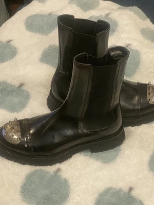 Original Alexander McQueen Studded Toe Chelsea Boots Black Leather Men’s Size 10 - Image 1 of 4