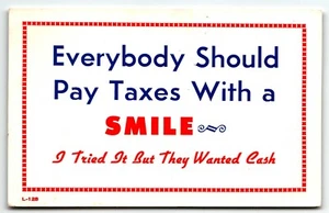 Tarjeta postal de humor que todos deberían pagar impuestos con una sonrisa PM 1963 - Imagen 1 de 2