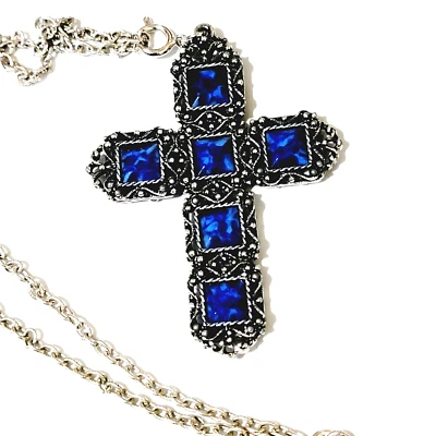 银和钴蓝色大号装饰十字架吊坠项链,刻面 Lucite — 第 1/4 张图片