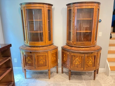 Par principios del siglo XX. Vitrinas de gabinetes de vidrio curvo italiano con incrustaciones Demilune Foto 1 de 4