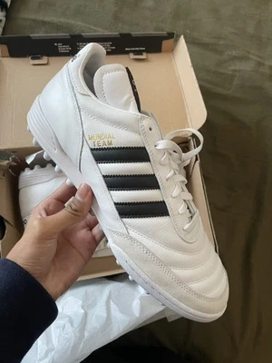 Zapatos de fútbol de césped del equipo municipal Addidas talla 9,5 Foto 1 de 4