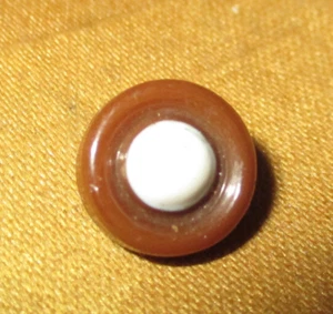 FRIDAY NITE ANTIQUE BUTTON AUCTION #9 - VICTORIAN BROWN GLASS w WHITE SWIRLBACK - Foto 1 di 3