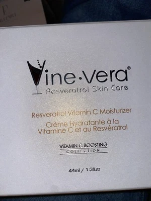 Crema hidratante de vitamina C con resveratrol de viña vera 1,5 fl oz/44 ml Foto 1 de 2