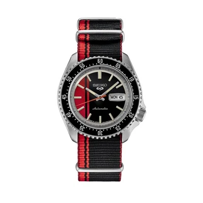 Reloj deportivo automático para hombre Seiko 5 creación especial EE. UU. rayas rojas/negras 100M Foto 1 de 3