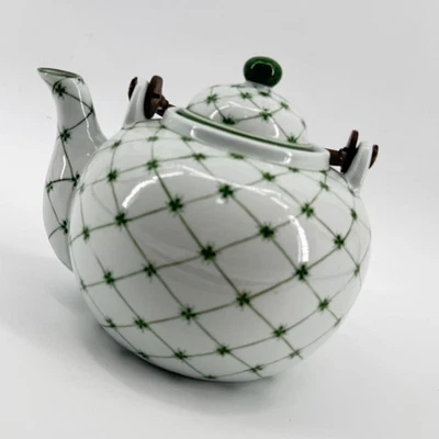 Tetera de cerámica blanca diseño de trébol de celosía verde con mango y tapa de metal Foto 1 de 4