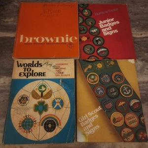 LOT OF 4 Vintage Junior Girl Scout Books Paperback Handbooks 1970's-1980 Badges - Picture 1 of 14