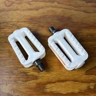 WHITE UNION JUNIOR BICYCLE PEDALS 9/16" FITS MURRAY RALEIGH HUFFY & OTHER NOS - Image 1 of 4