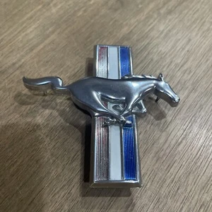 De colección '66 Ford Mustang C4ZB-16C229-B lado derecho 30570-H1 emblema insignia piezas de coche - Imagen 1 de 6