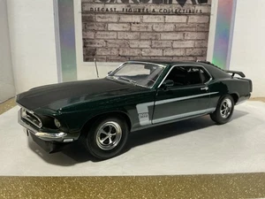 WELLY 1:18 1969 FORD MUSTANG BOSS 302 GREEN ON BLACK - Picture 1 of 5
