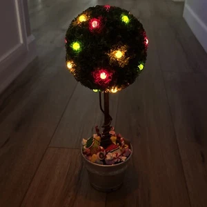 Hallmark Zuckerpflaume Tischplatte 15" Topiary beleuchtet Display Baum Süßigkeiten Weihnachten - Bild 1 von 14