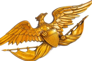 Sexton Vintage Heraldic Eagle Holding Shield Metal Wall Hanging Plaque 27x8.5 - Picture 1 of 8