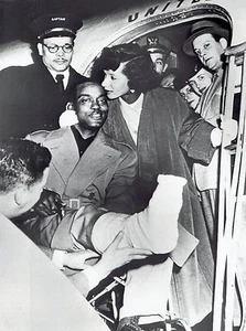 1952 UPI Wire Photo leaving United Airlines Plane New York Giants Monte Irvin - Picture 1 of 2