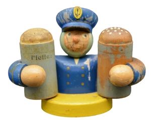 Vintage antik? sicher aber "abgefahren" Salz und Pfeffer Kapitän in Holz Shabby - Picture 1 of 9
