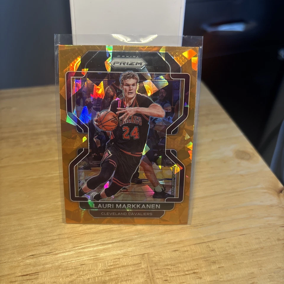 Panini Prizm 2021-22 LAURI MARKKANEN #86 naranja hielo agrietado Cleveland Cavaliers Foto 1 de 1