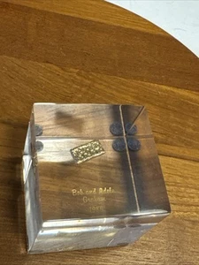 2" Acryl Lucite Würfel Briefbeschwerer mit 24k Goldnugget 1986 - Bild 1 von 8