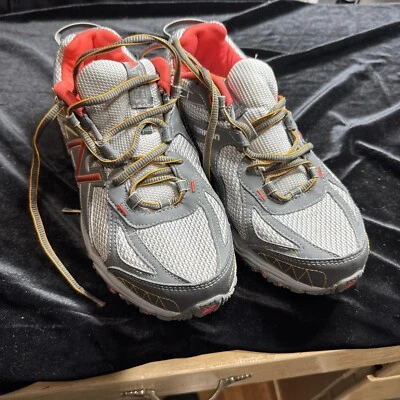 Tênis New Balance WT411G02 Feminino 411v2 Todo Terreno Trail Running Cinza/Vermelho 10D - Imagem 1 de 4