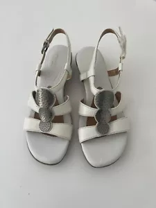 Nuevas Sandalias Javas Naturalizer $89 Para Mujer Talla 8N Cuero Blanco Martillado LEER i4 - Imagen 1 de 8