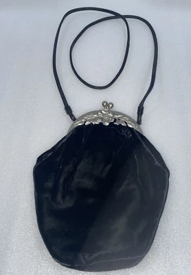 Bolso de Noche de Terciopelo Negro DE COLECCIÓN ETRA Borde de Metal Ornamentado Cierre de Beso Tono Plateado Foto 1 de 4