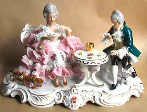 DRESDEN LACE PORCELAIN LARGE FIGURE OF TWO PEOPLE PLAYING DICE C1950 (Ref9141) - Picture 1 of 15