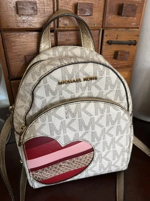 Michael Kors Mujer ABBEY Mini Mochila Blanca Vainilla Corazón Dorado Herrajes Foto 1 de 4