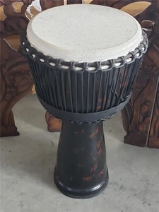 Westafrikanische Djembe TROMMEL 24" Stamm handgeschnitzt Kuhfell Holz Kelch schwarz rot F - Bild 1 von 10