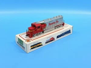 BACHMANN 'HO' SCALE 63502 EMD GP40 'SANTA FE' #6067 DIESEL LOCO BOXED ! - Picture 1 of 5