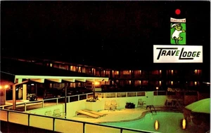 Pendleton, OR Oregon TRAVELODGE MOTEL vista piscina notturna ROADSIDE cartolina d'epoca - Foto 1 di 2