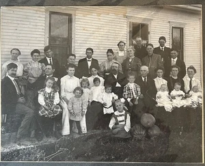 Antikes Familientreffen Foto um 1900 vor Wassermelone Esswettbewerb - Bild 1 von 8