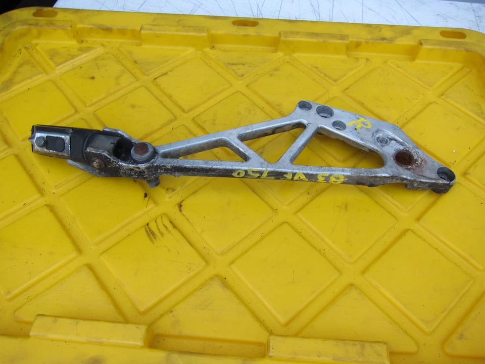 Honda V45 Interceptor VF750F 1983 OEM JUEGO TRASERO DERECHO ESTRIBA CONDUCTOR Foto 1 de 4