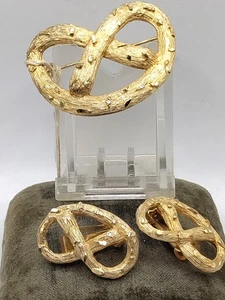 Hobe' goldfarbene Brosche & Ohrringe mit original Hängeetikett - Bild 1 von 10