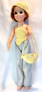Vintage 1970er gelb gehäkelt Crissy Puppe NUR OUTFIT mit Hut, Halfter Top passende Tasche - Bild 1 von 8
