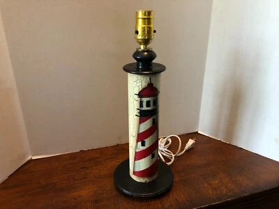 Abajur de mesa farol de madeira - 14 3/4 pol. de altura x 5 1/2 pol. de largura na base - Imagem 1 de 4