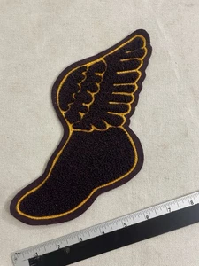 Varsity Track geflügelter Fuß VINTAGE Chenille schwarz mit gelbem Besatz Patch - Bild 1 von 5