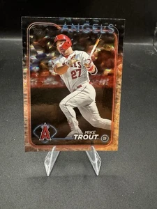 2024 Topps Serie 1 Mike Trout Silver Crackle Foil #27 - Angels - Imagen 1 de 2