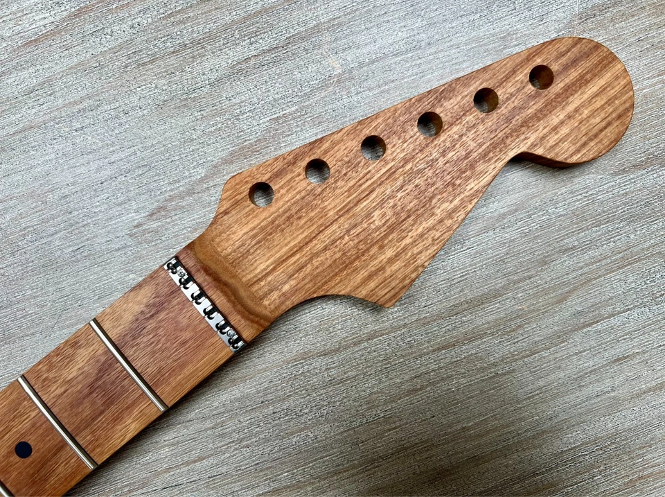 NOS Warmoth Strat 颈部 - Quartersawn 金丝雀,LSR 滚轮螺母,SS 6100 Frets,完好 — 第 1/4 张图片