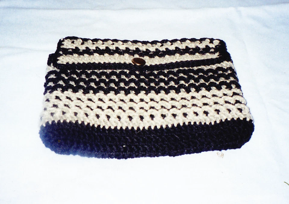 Crocheted Two Tone Bi-color Honeycomb Stitch Purse Pattern Instructions Only - Image 1 of 1