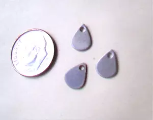 100 piezas. Hallazgo de estampado de acero crudo-dije-pequeña forma de lágrima con agujero para colgar - Imagen 1 de 2