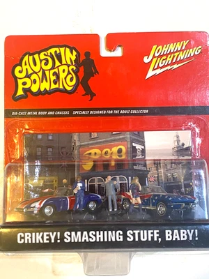 2002 JOHNNY LIGHTNING, AUSTIN POWERS DIORAMA, SAGUAR AND 1965 CHEVY CORVETTE - Image 1 of 4