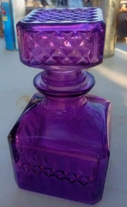 Decantador de vidrio púrpura vintage 6"H X 4,25"W - Imagen 1 de 5