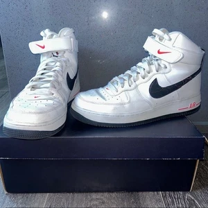 Nike Air Force 1 High '07 weiß schwarz hellkarmesinrot Schuhe FD0730-100 Herren 10,5 - Bild 1 von 9